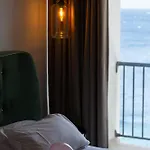 Hotel La Pietra Restaurant & LʼÎle-Rousse