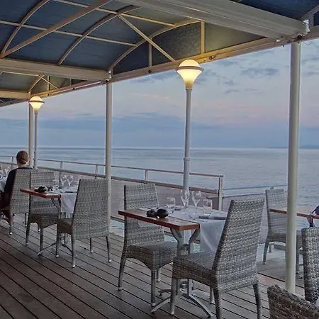 La Pietra Restaurant & ホテル LʼÎle-Rousse