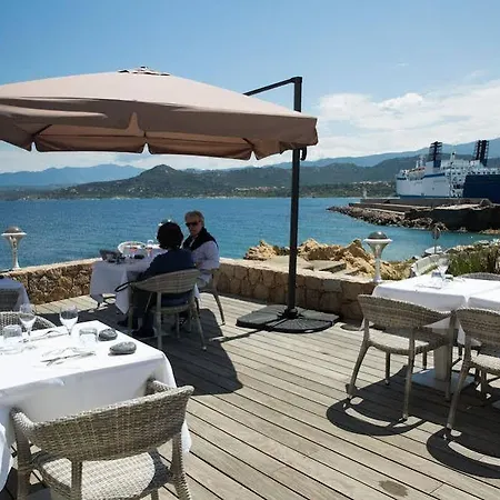 La Pietra Restaurant & ホテル LʼÎle-Rousse