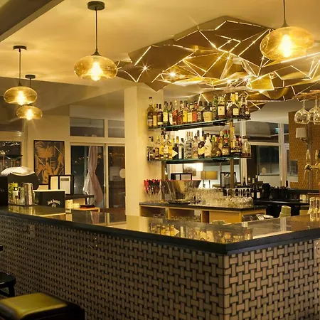 ホテル La Pietra Restaurant & 3*