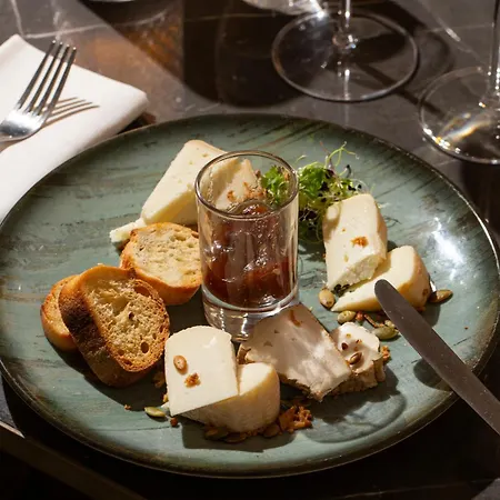 La Pietra Restaurant & ホテル