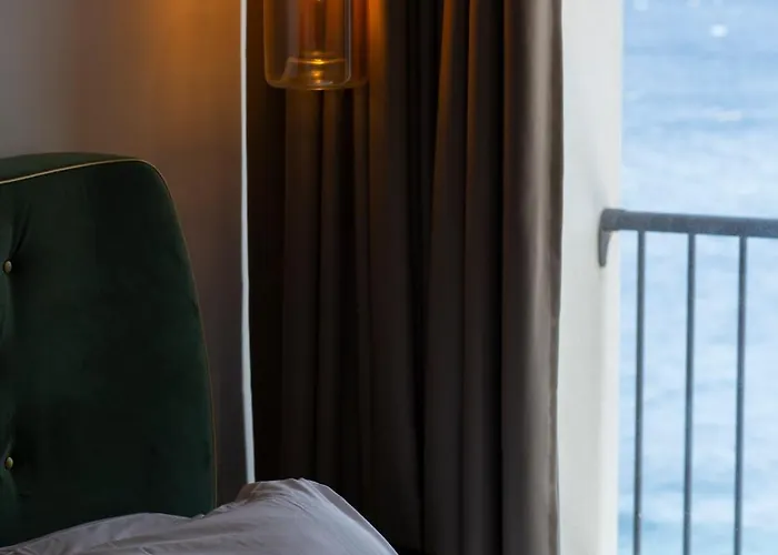 Hotel La Pietra Restaurant & LʼÎle-Rousse