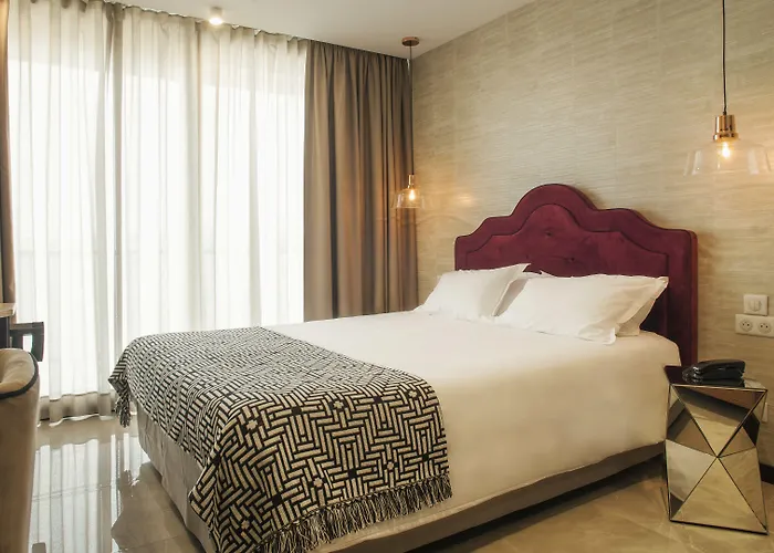 La Pietra Restaurant & Hotel LʼÎle-Rousse