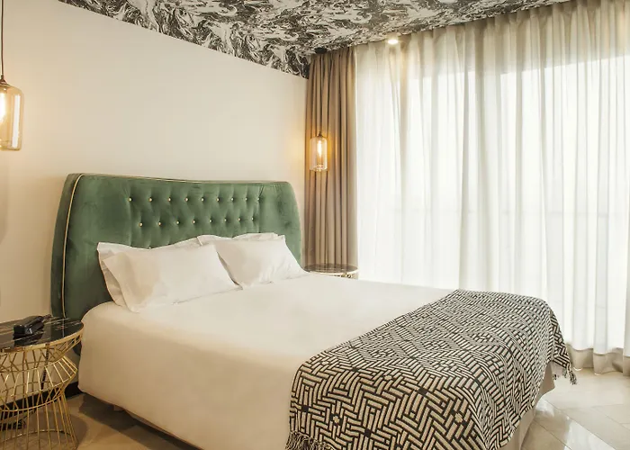 Hotel La Pietra Restaurant & 3*